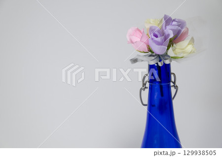 青い瓶と花の装飾 129938505