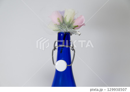青瓶に包まれた花束 129938507