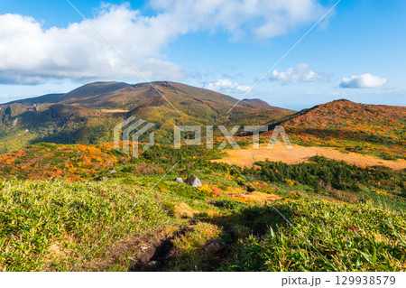 秋の栗駒山登山（秣岳から栗駒山方面の眺め） 129938579