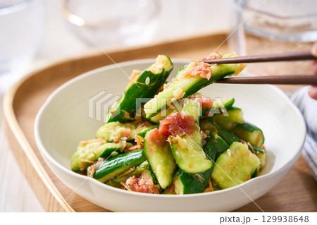 梅きゅうり|きゅうりのたたきの梅肉和え 梅きゅうり|きゅうりのたたきの梅肉和え 129938648