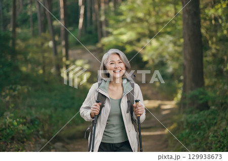 笑顔の日本人 アクティブシニア女性 Generative AI 笑顔の日本人 アクティブシニア女性 Generative AI 129938673