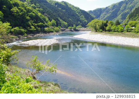 新緑の太田川河畔の景色 129938815