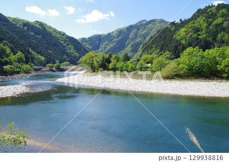 新緑の太田川河畔の景色 129938816