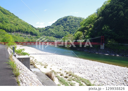 新緑の太田川河畔の景色 129938826