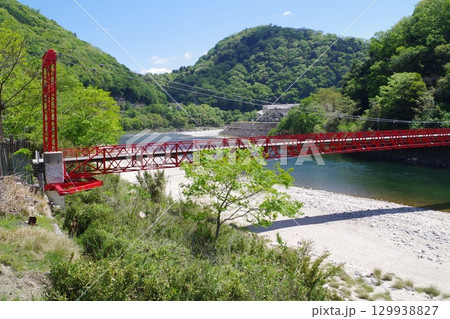 太田川河畔今井田地区に架かる吊り橋の景色 129938827