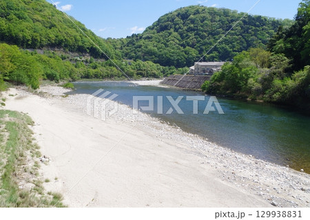 新緑の太田川河畔の景色 129938831
