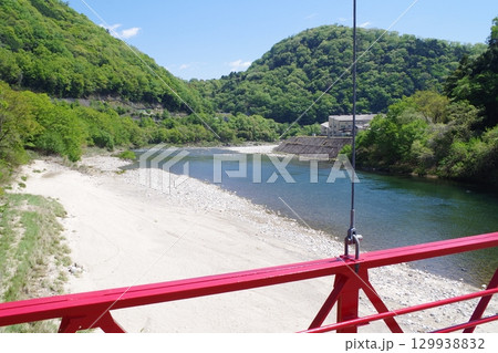 新緑の太田川河畔の景色 129938832