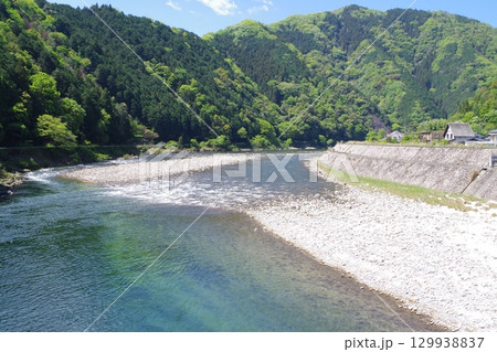 新緑の太田川河畔の景色 129938837