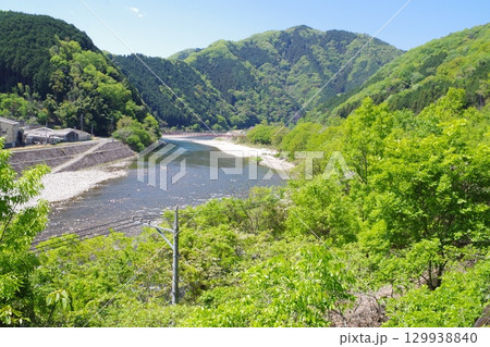 新緑の太田川河畔の景色 129938840