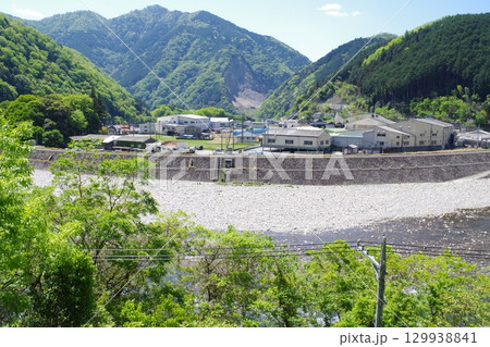 新緑の太田川河畔の景色 129938841