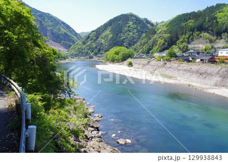 新緑の太田川河畔の景色 129938843