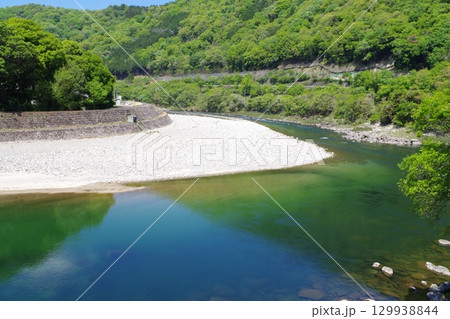 新緑の太田川河畔の景色 129938844