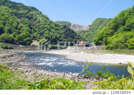 新緑の太田川河畔の景色 129938854