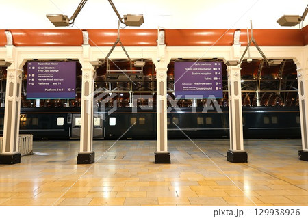 ロンドンパディントン駅と停車する列車 ロンドンパディントン駅と停車する列車 129938926