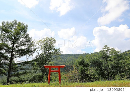 鳥居のある風景　ビーナスラインより 129938934
