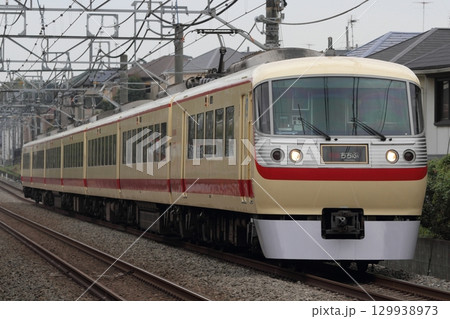 池袋線を走る 西武10000系 レッドアロークラシック 129938973