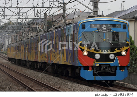 池袋線を走る 西武3000系 3011F 銀河鉄道999ラッピング 129938974