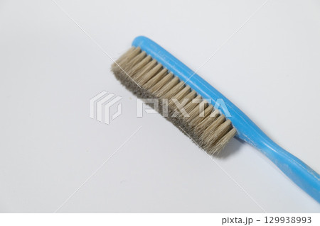 青い持ち手のブラシ 青い持ち手のブラシ 129938993