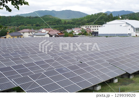 北広島町の太陽光パネルの景色 129939020