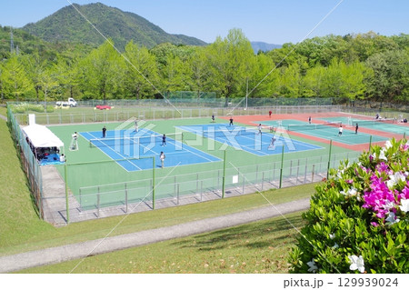安佐北区運動公園テニスコートの景色 129939024