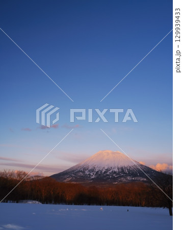 冬の北海道ニセコ 高橋牧場から夕照の羊蹄山を臨む 冬の北海道ニセコ 高橋牧場から夕照の羊蹄山を臨む 129939433