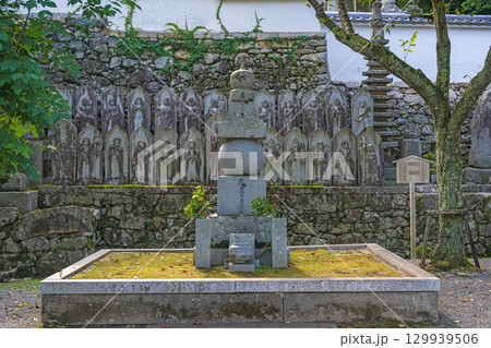 滋賀大津 西教寺 宝篋印塔と二十五菩薩石仏 129939506