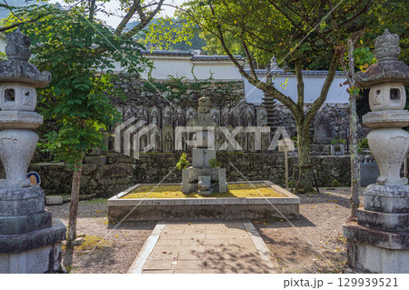 滋賀大津 西教寺 宝篋印塔と二十五菩薩石仏 129939521