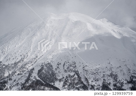 冬の北海道ニセコ　高橋牧場から暴風雪翌日の羊蹄山を臨む 129939759