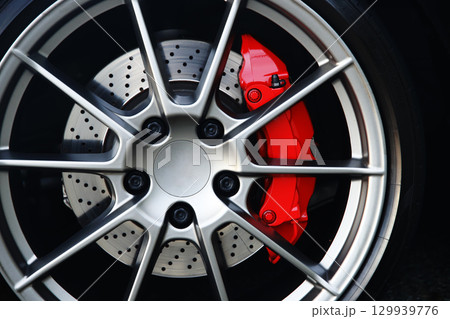 スポーツカーのホイールとブレーキ 129939776