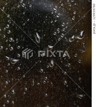 水滴がついたガラスのクローズアップ 129939780