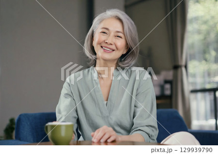 笑顔の日本人シニア女性　Generative AI 129939790