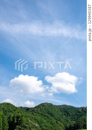山の上の青空と雲 129940387