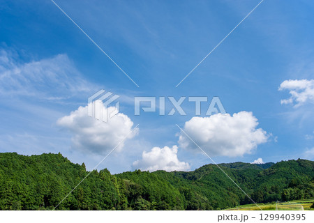 山の上の青空と雲 山の上の青空と雲 129940395