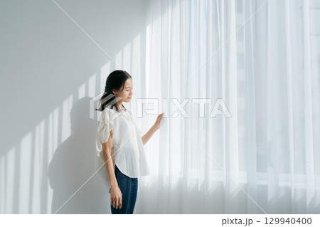 窓際に立つ女性 窓際に立つ女性 129940400