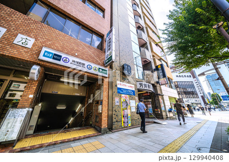 日本の東京都市景観　神田神保町・北向きに店が並ぶ古書店街の神保町駅。階段下に酒場…＝8月21日 129940408