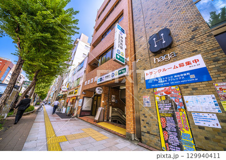 日本の東京都市景観　神田神保町・北向きに店が並ぶ古書店街の神保町駅。階段下に酒場…＝8月21日 129940411