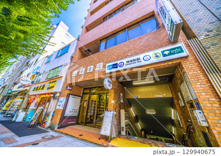 日本の東京都市景観　神田神保町・北向きに店が並ぶ古書店街の神保町駅。階段下に酒場…＝8月21日 129940675