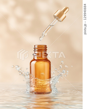 高級感イメージオイル美容液と水しぶき 129940884