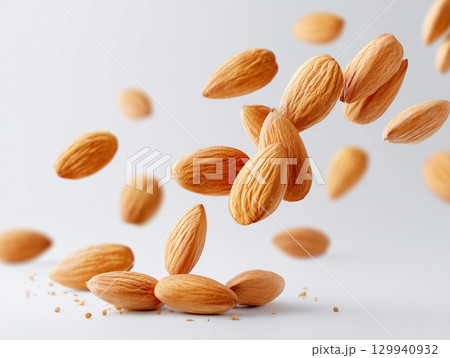 アーモンド ナッツ 宙に浮く食材撮影 アーモンド ナッツ 宙に浮く食材撮影 129940932