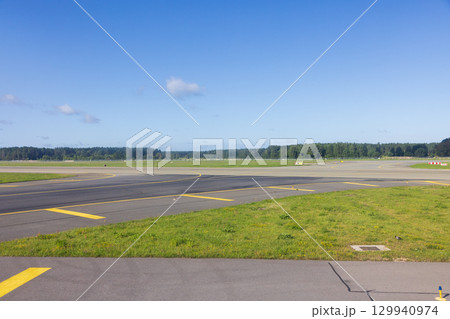 ヨーロッパ、ラトビア共和国のリガ空港 129940974