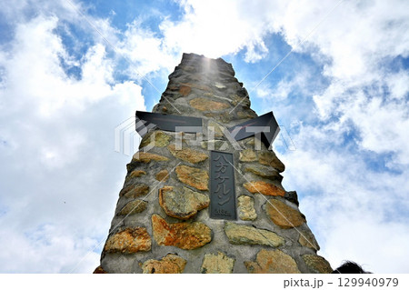 北アルプス白馬八方の登山道にあるケルン 129940979