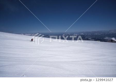 ニセコ東急 グラン・ヒラフのダイナミックコースを滑走するスキーパトロール ニセコ東急 グラン・ヒラフのダイナミックコースを滑走するスキーパトロール 129941027