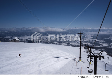 ニセコ東急 グラン・ヒラフのダイナミックコースを滑走するスキーパトロール 129941030