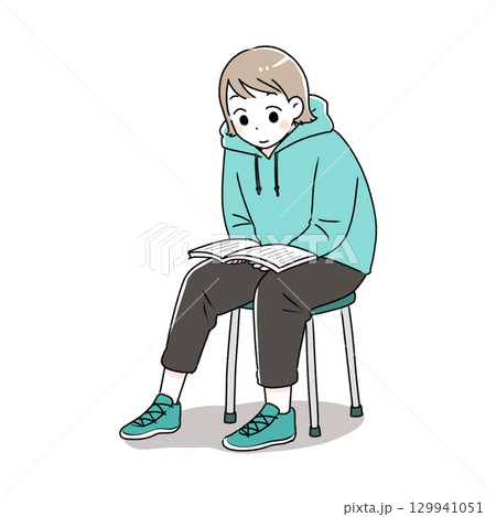 椅子に座り読書をする女性 椅子に座り読書をする女性 129941051