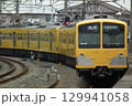 西所沢駅を発車していく 西武新101系 281F+287F 129941058