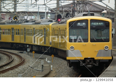 西所沢駅を発車していく 西武新101系 281F+287F 129941058