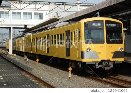 西所沢に停車中の 西武新101系 241F 129941063