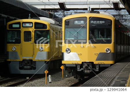 西所沢で並ぶ 西武新101系 241Fと 新2000系 129941064