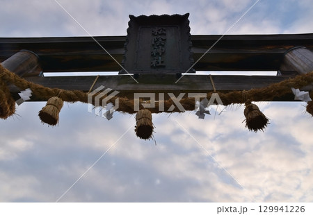 春の朝の松陰神社鳥居　山口 129941226