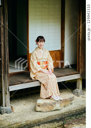 縁側で静かに佇む着物姿の女性 縁側で静かに佇む着物姿の女性 129941310